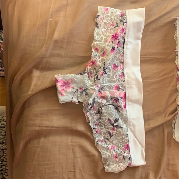 An underwear and bra set - Picture 2 of 5